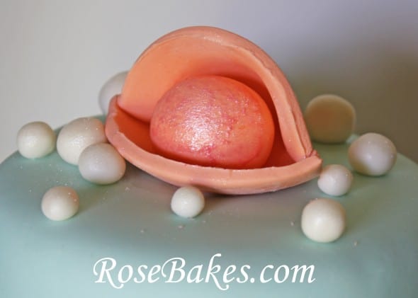 Pearl in Shell on Cake