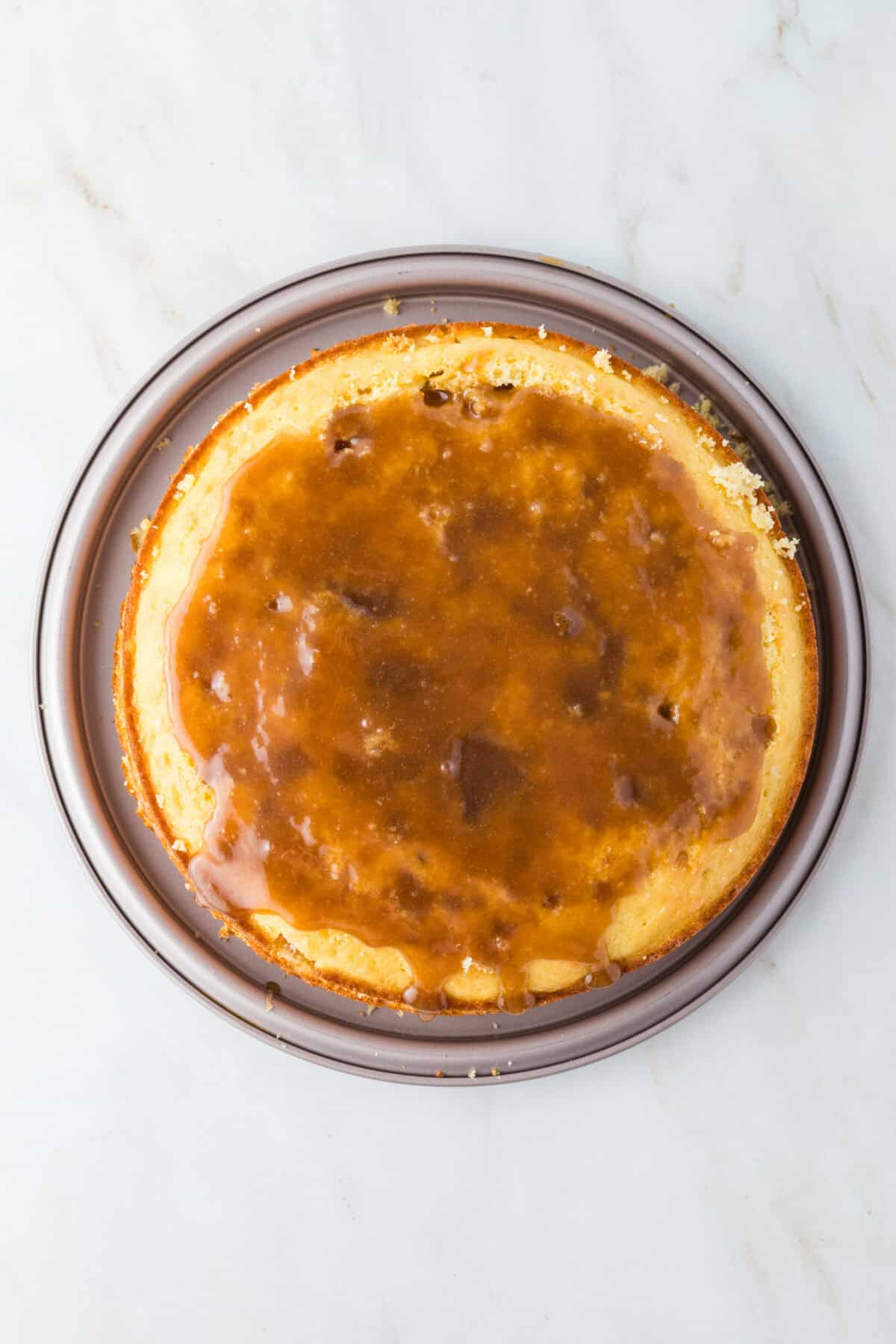 caramel filling on cake layer