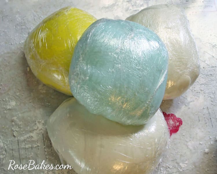 https://rosebakes.com/wp-content/uploads/2013/04/How-to-Make-Homemade-Marshmallow-Fondant-MMF-21.jpg