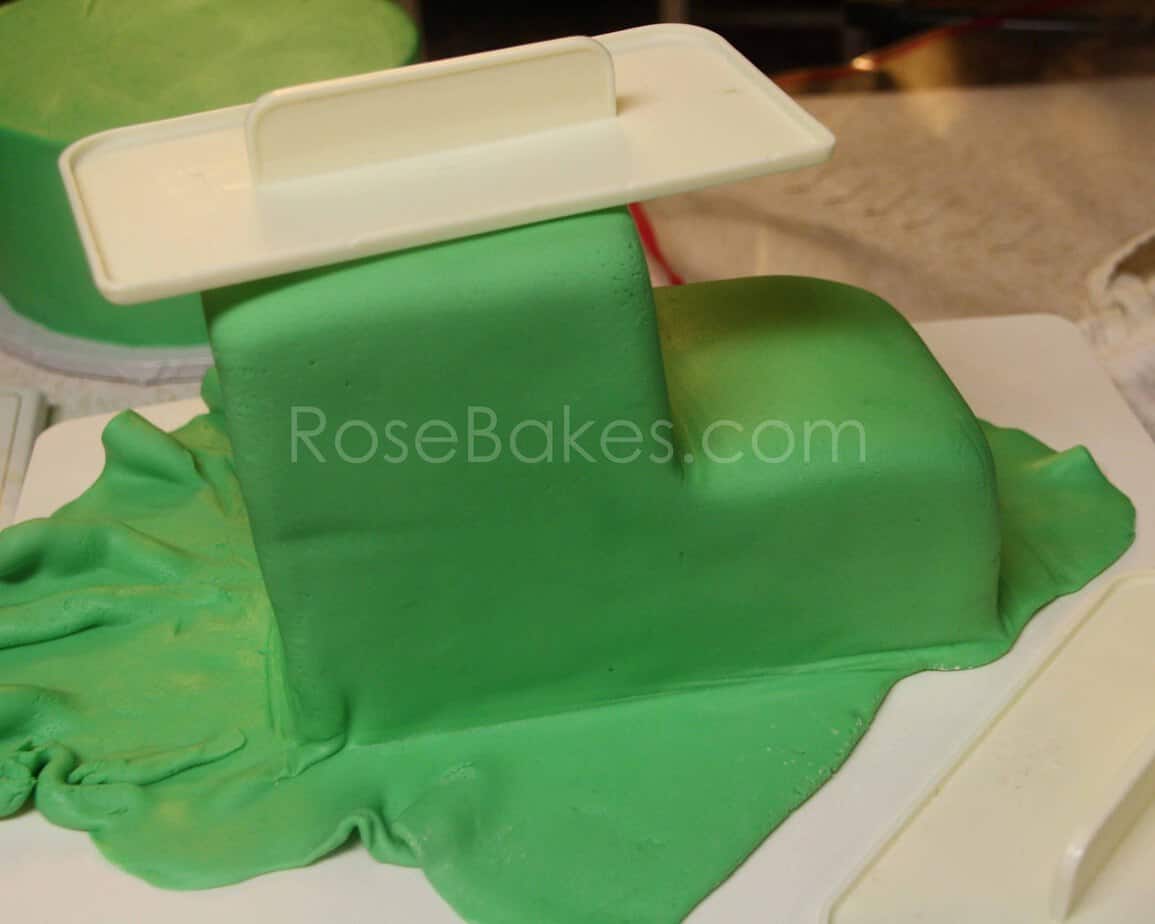 How to Make a Tractor Cake 17