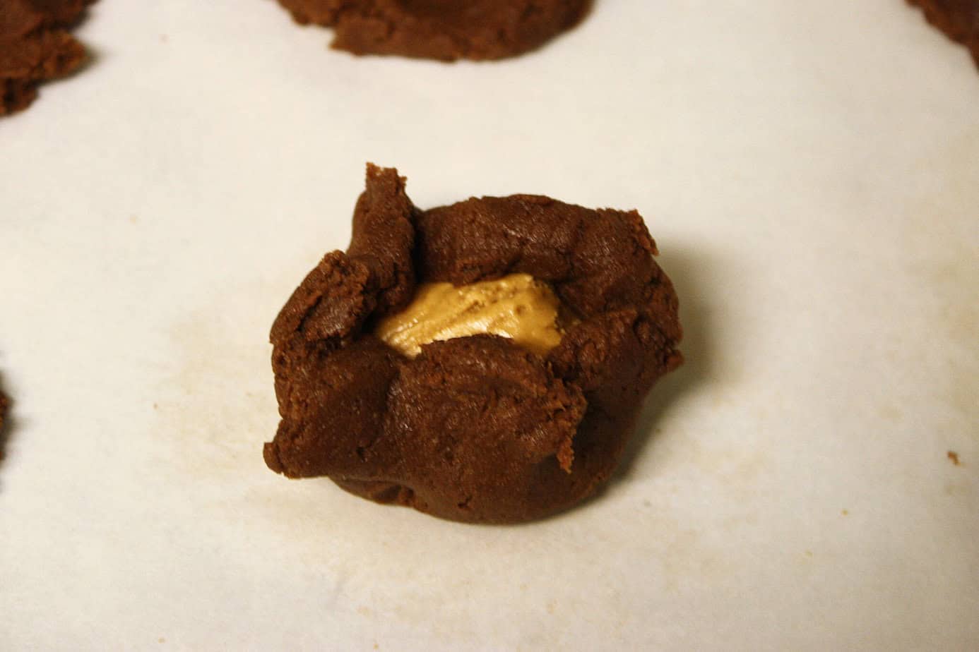 wrappeing cookie butter filling in flattened chocolate cookie dough