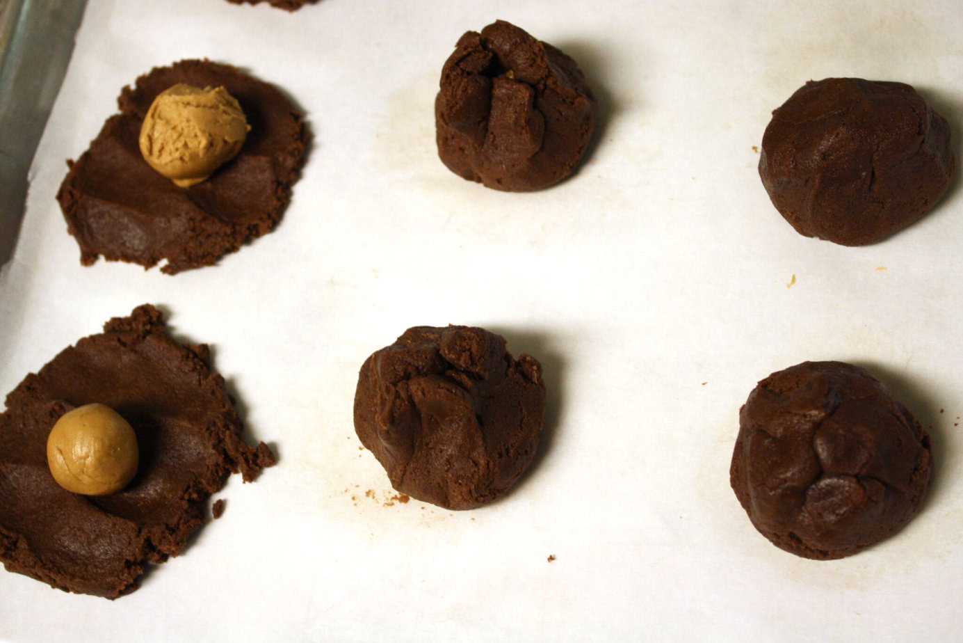 wrappeing cookie butter filling in flattened chocolate cookie dough