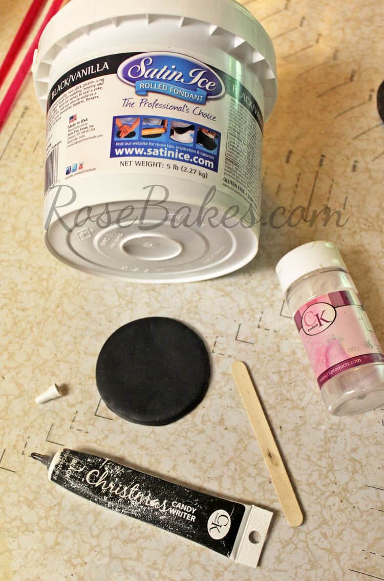 How to Make Mickey Mouse Ears for a Cake 01