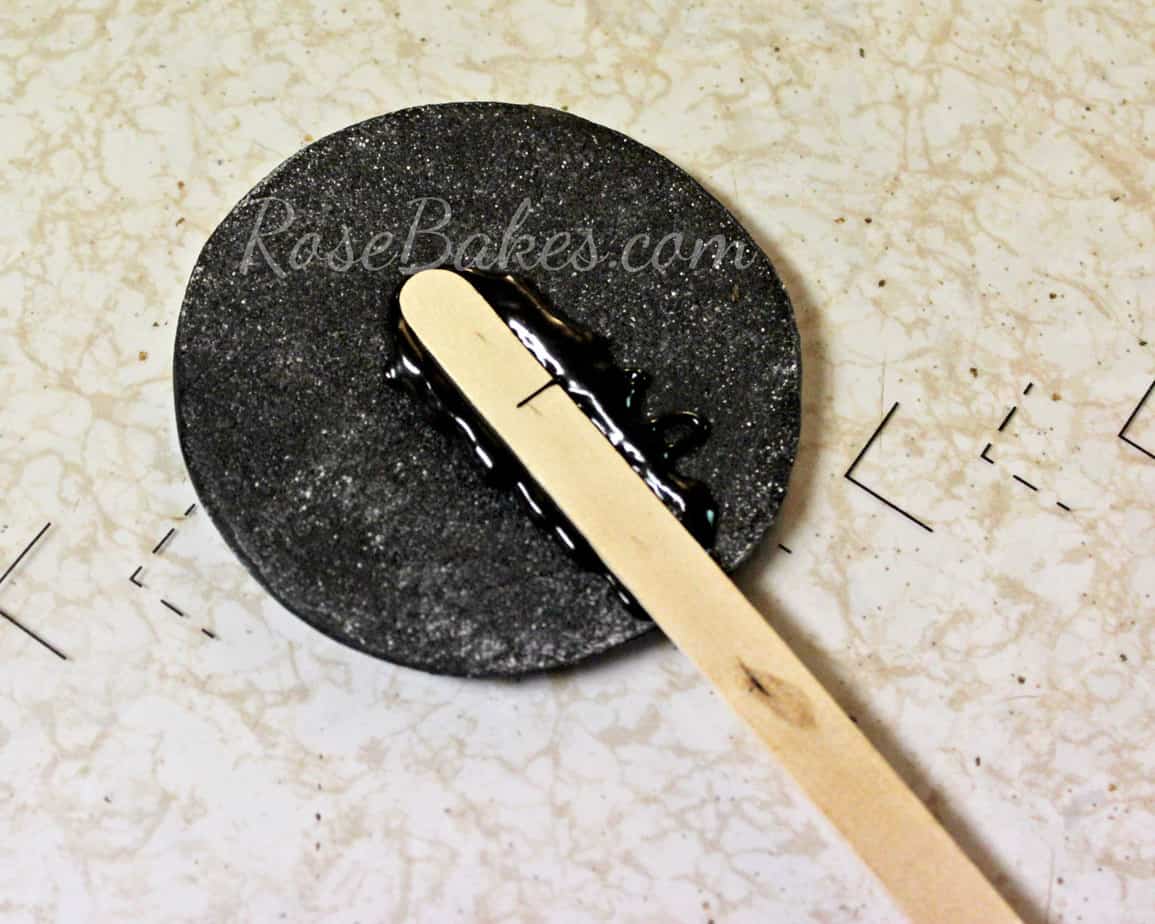 How to Make Mickey Mouse Ears for a Cake 04