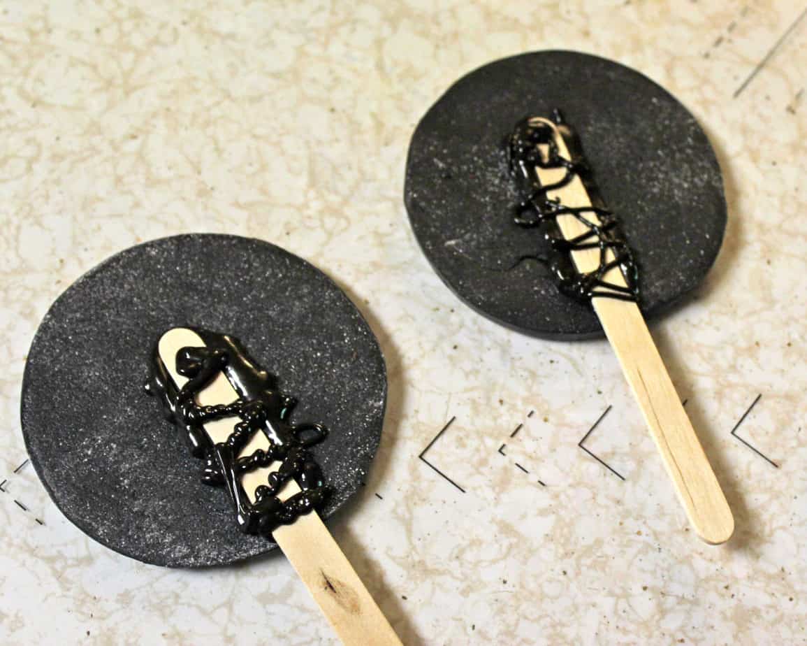 How to Make Mickey Mouse Ears for a Cake 05