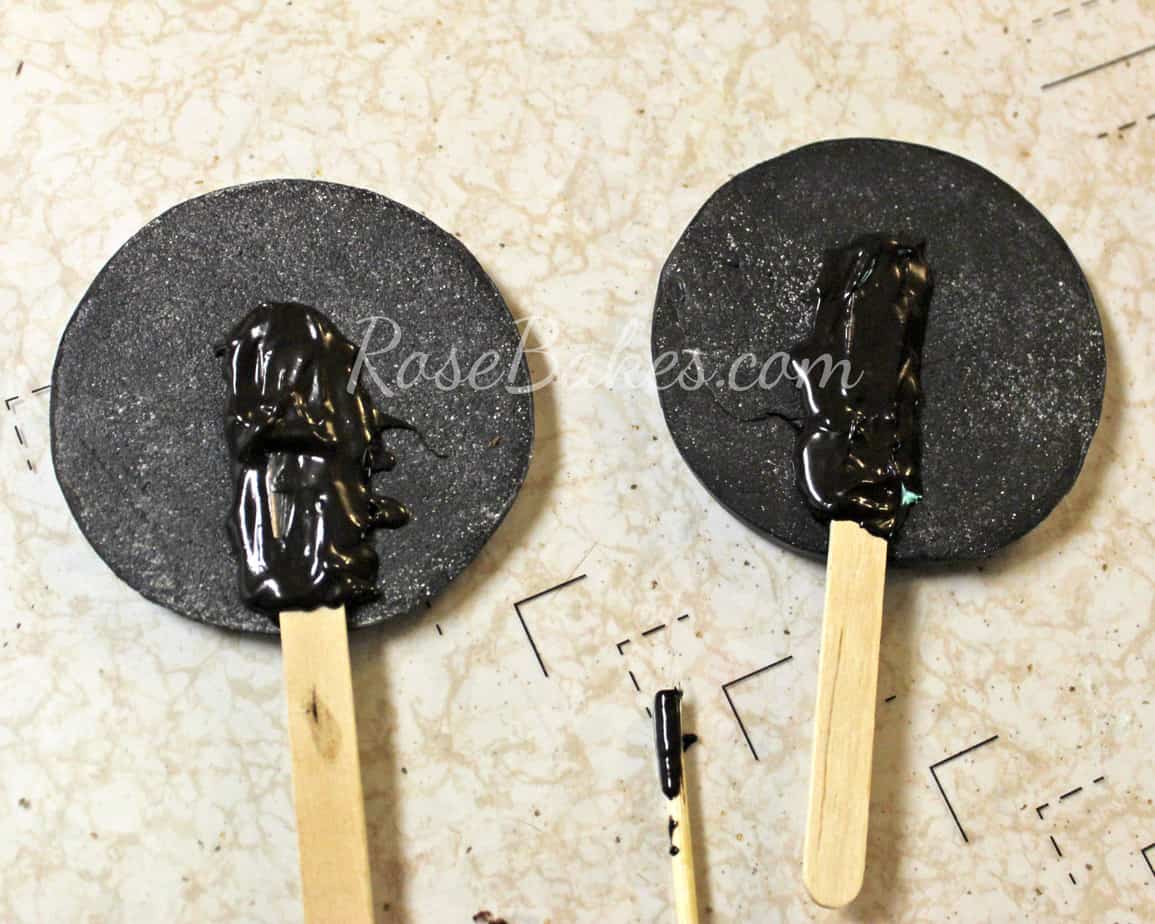 How to Make Mickey Mouse Ears for a Cake 06