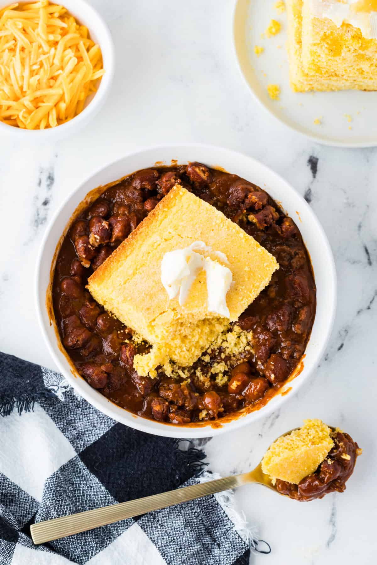 chili with cornbread