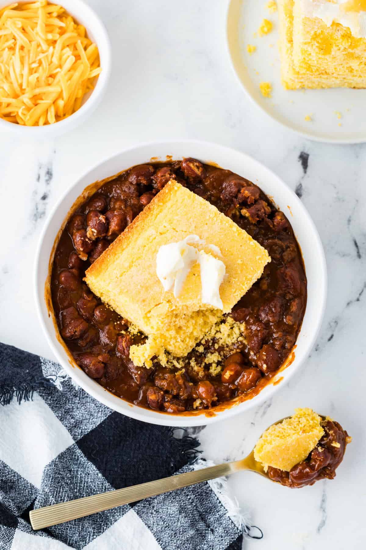 chili with cornbread