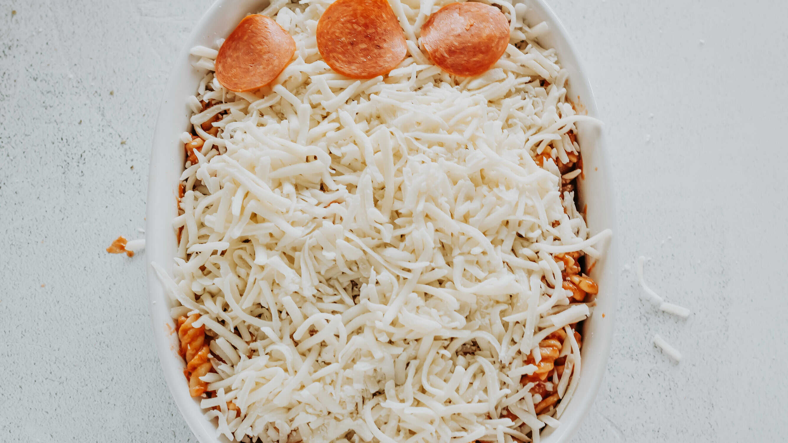 pepperoni on top of pizza pasta bake