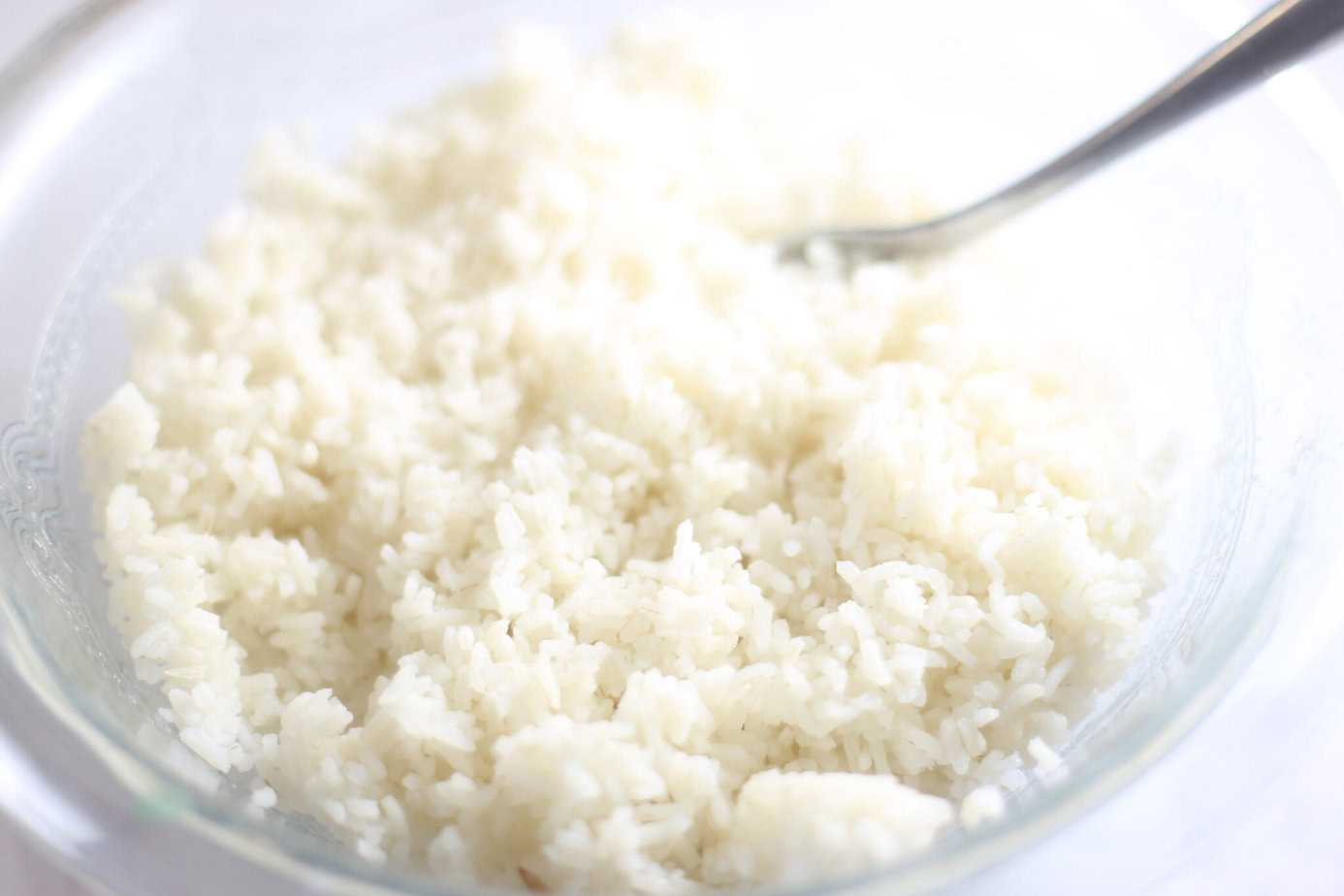 cooked minute rice in a clear bowl