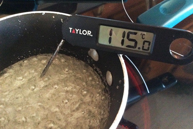 boiling sugar for strawberry cheesecake macarons