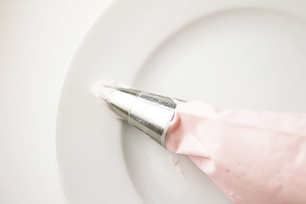 1M frosting tip on a bag of pink frosting