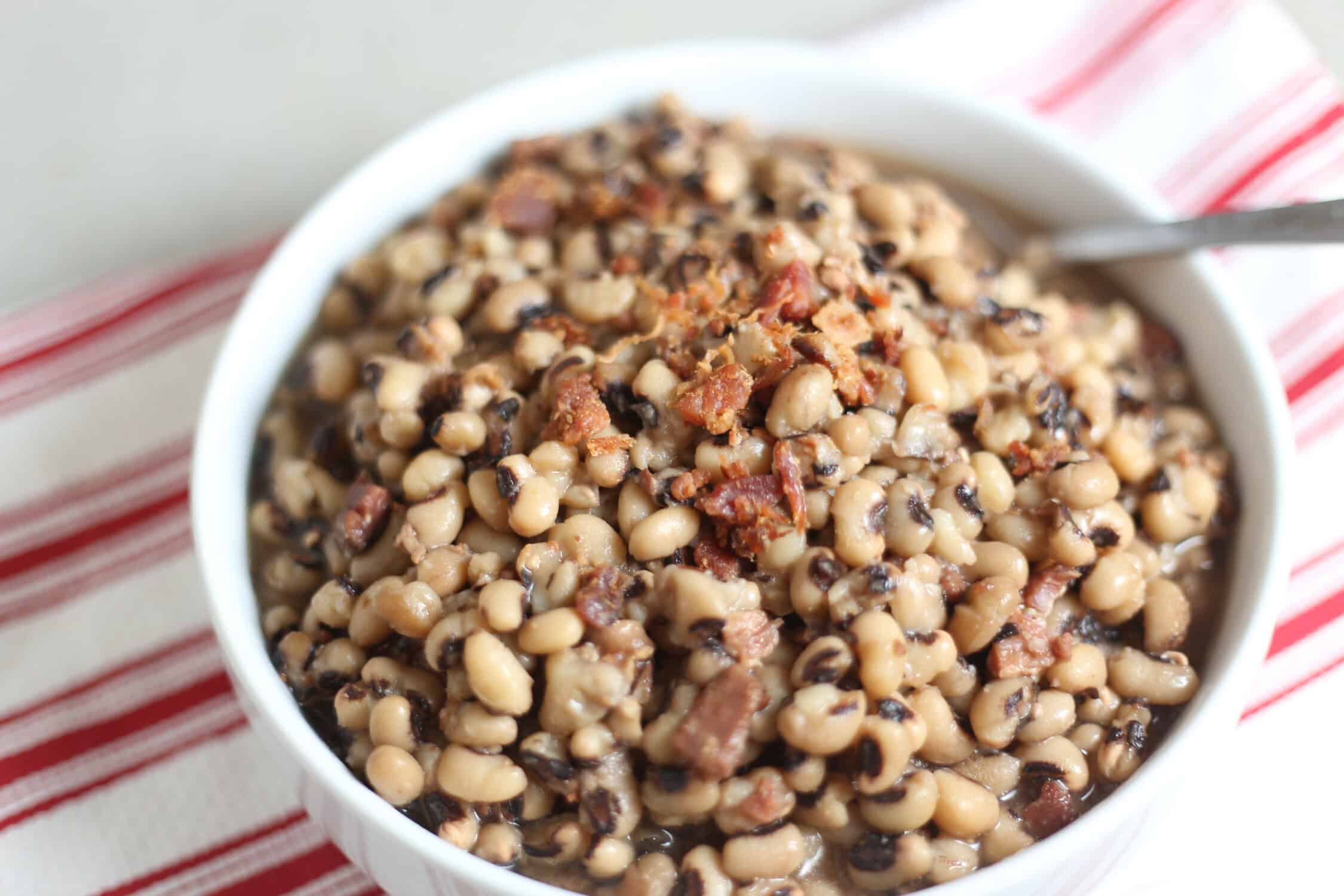 instant pot black eyed peas in white bowl