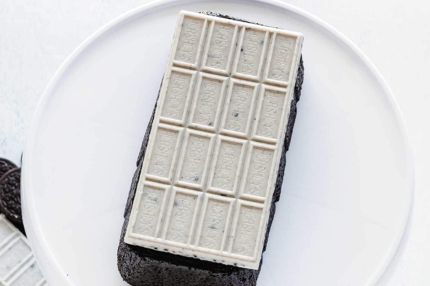 XL cookies & creme candy bar on top of 3 ingredient OREO Cake