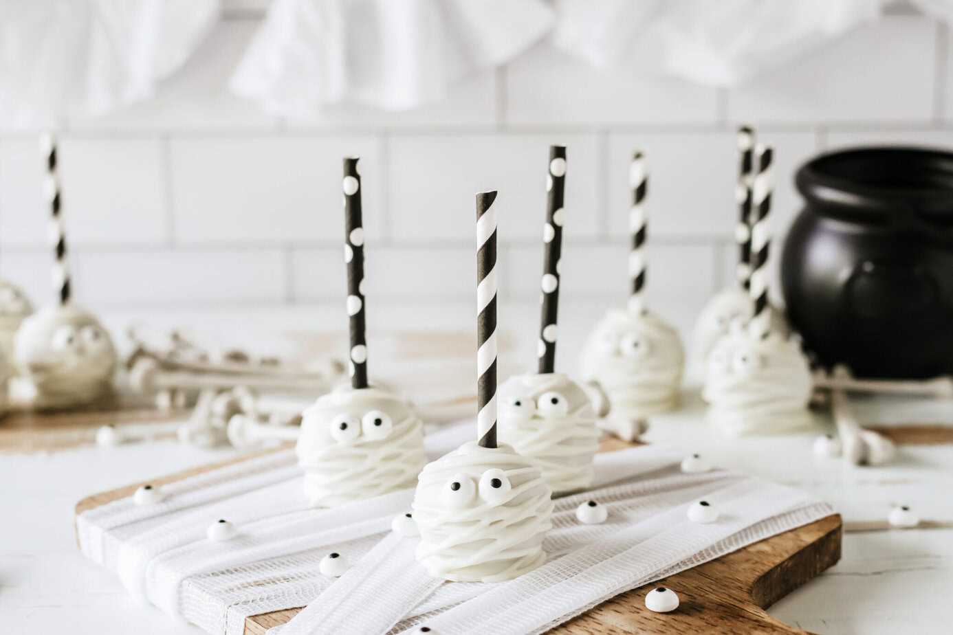 easy halloween cake pops that look like mummies