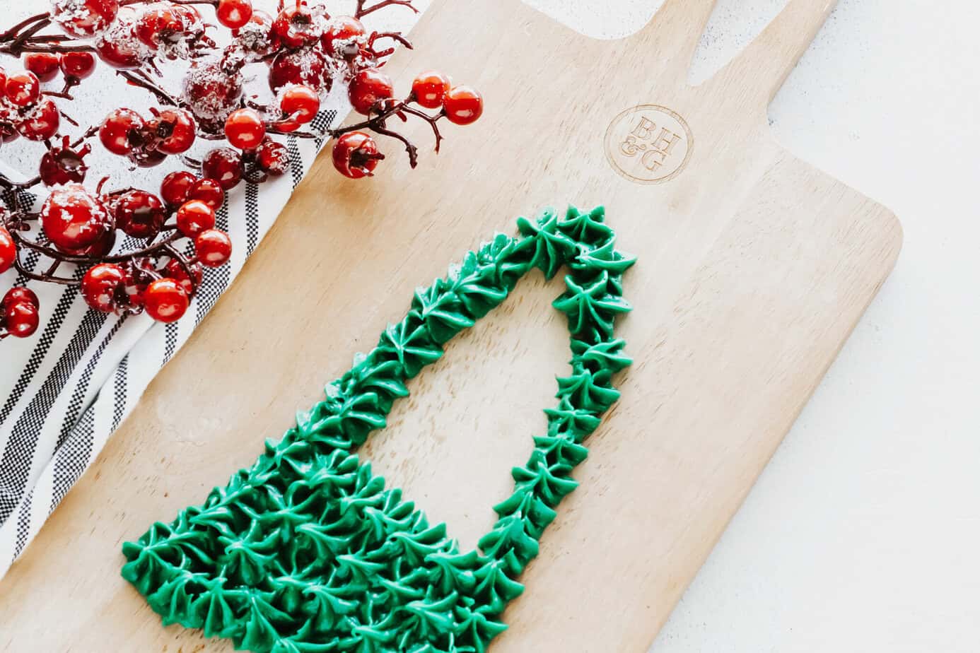 a few piped stars - the beginning of the christmas tree frosting board