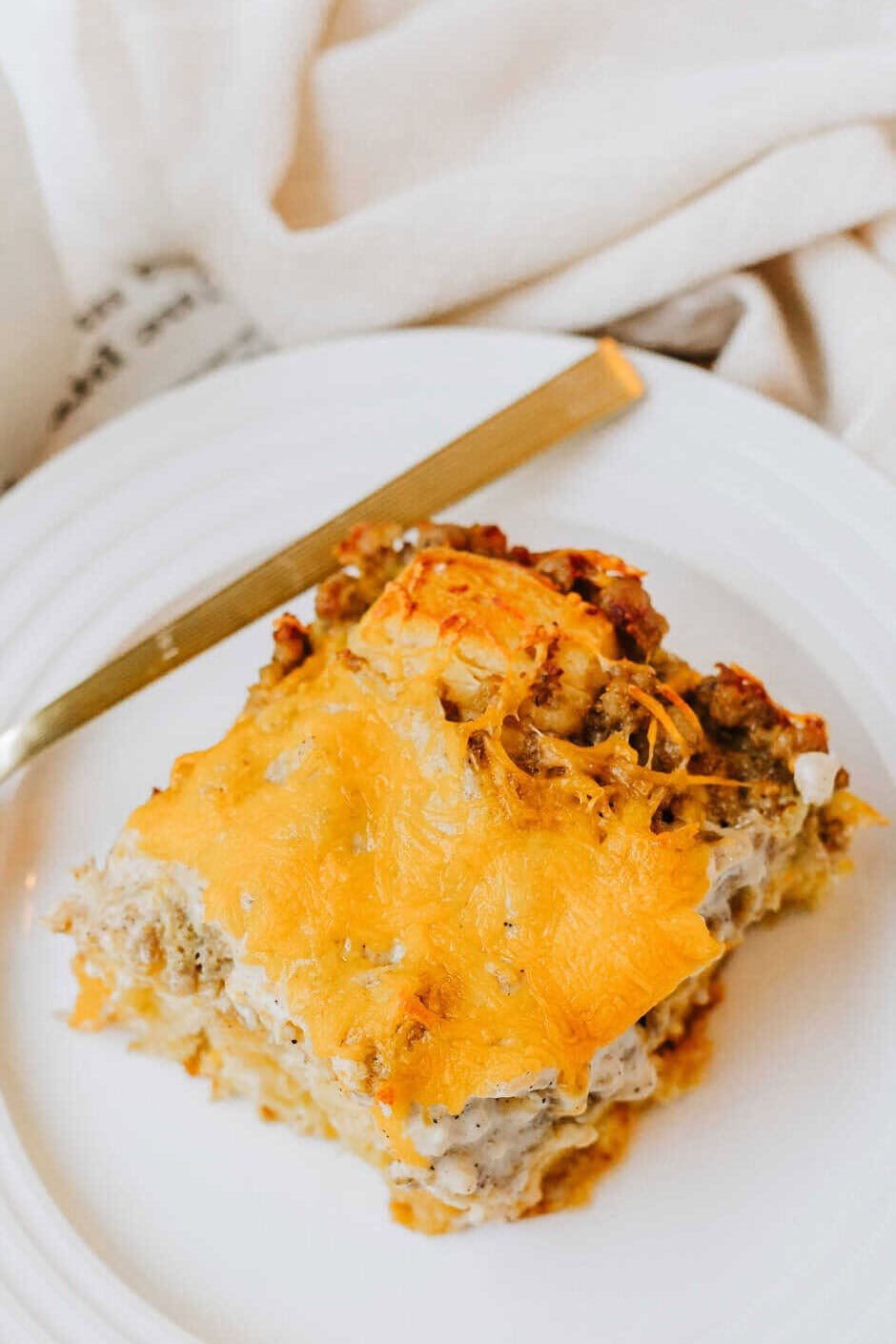 biscuits and sausage gravy casserole
