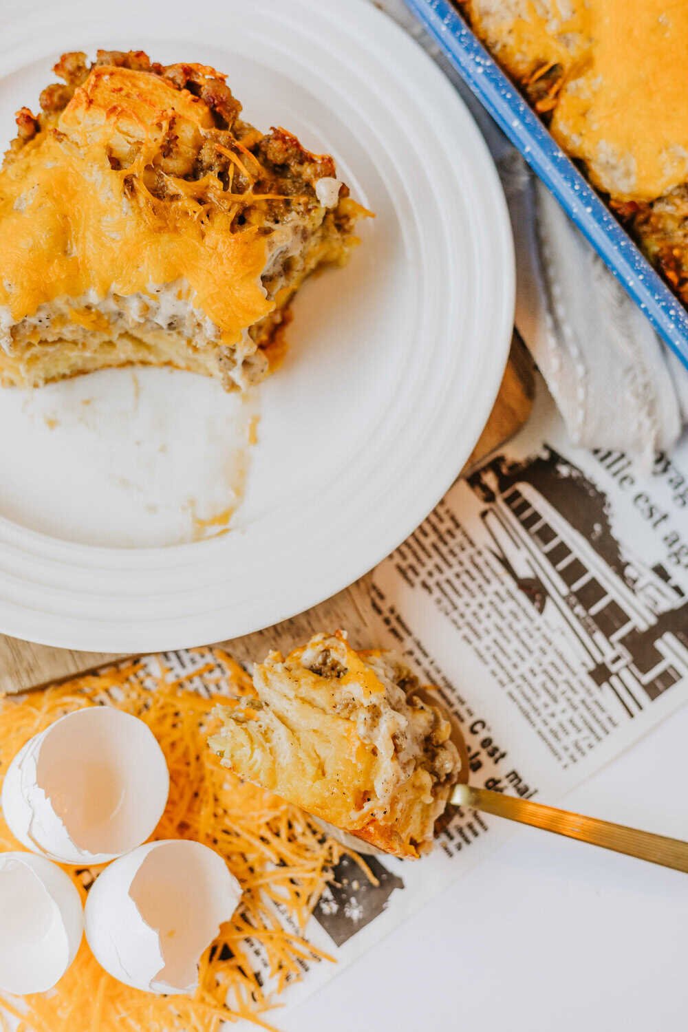 biscuits and sausage gravy casserole