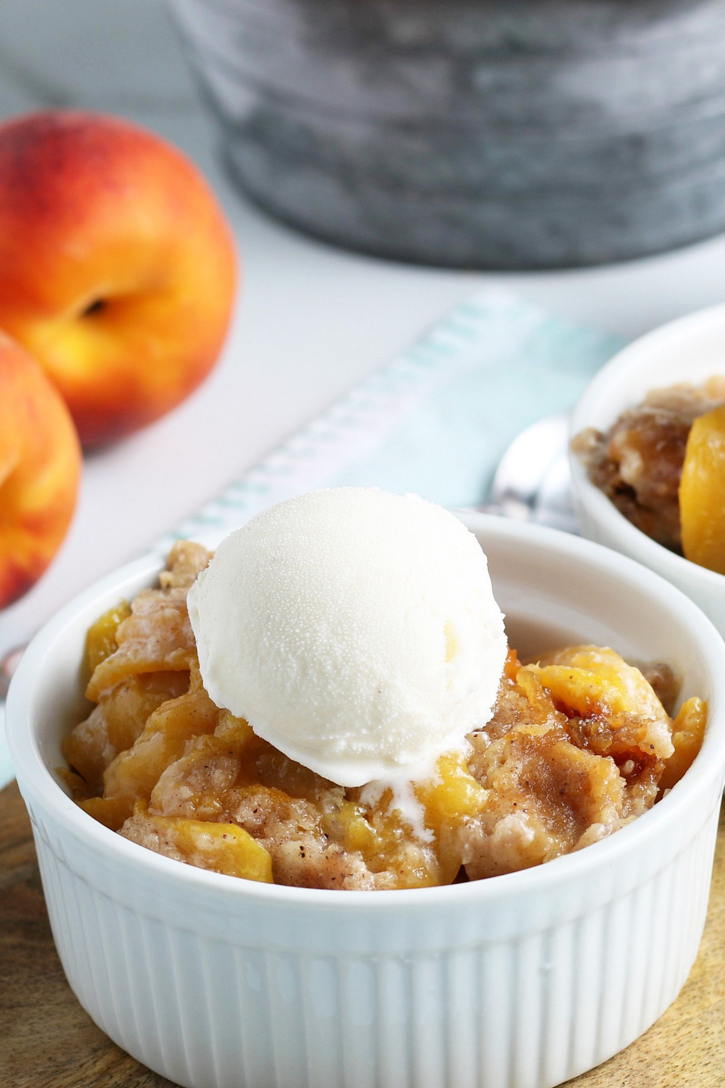 crockpot peach cobbler with ice cream