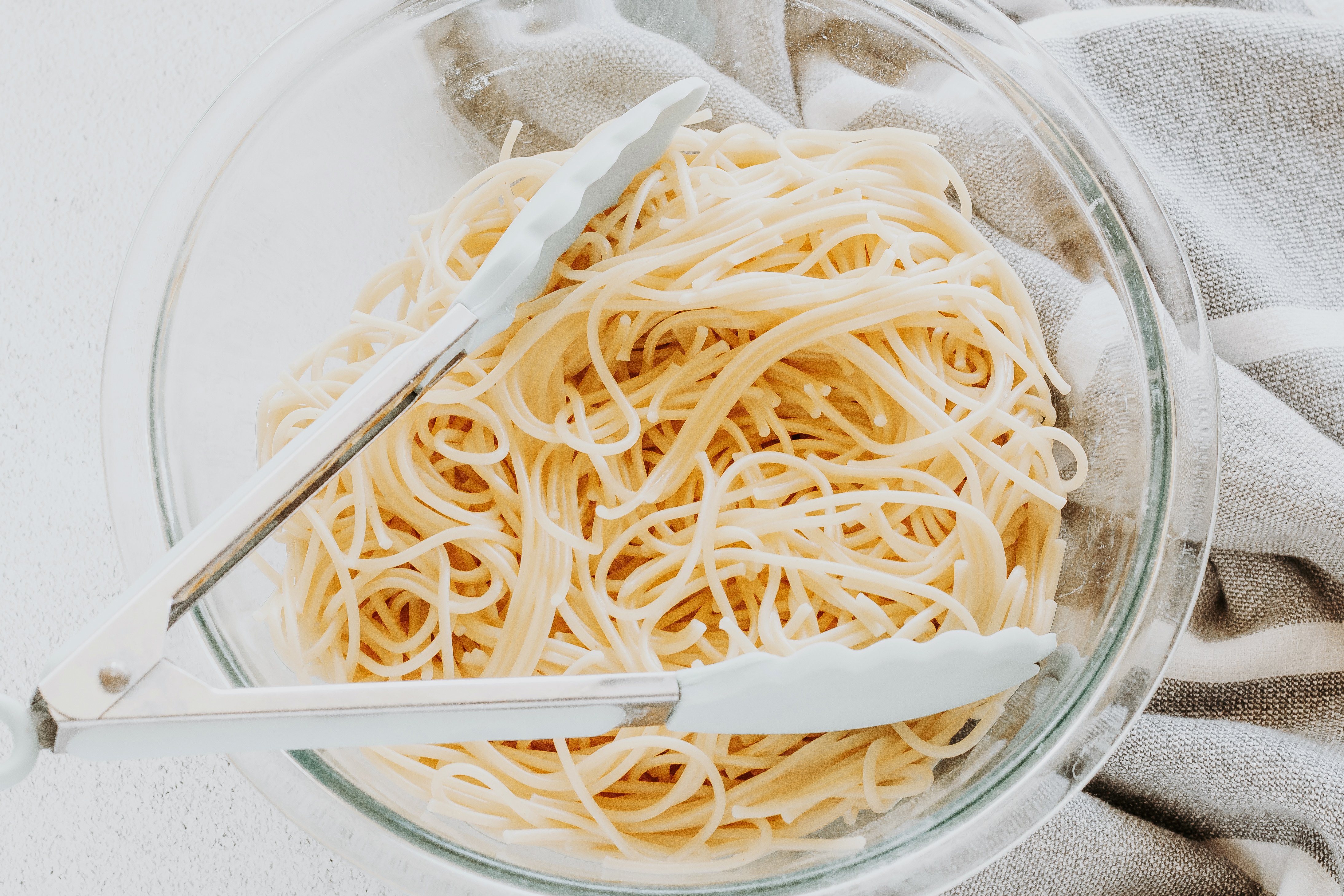 bowl of cooked spaghetti noodles