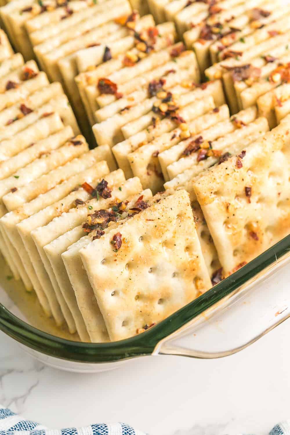 crackers covered in seasoningmix