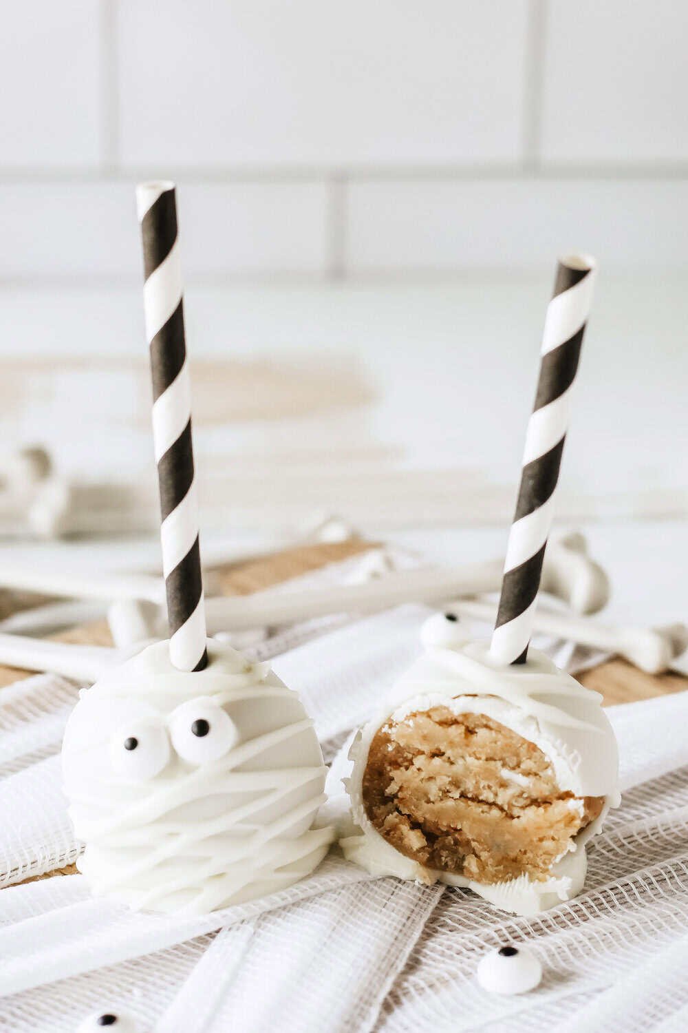 mummy cake pops