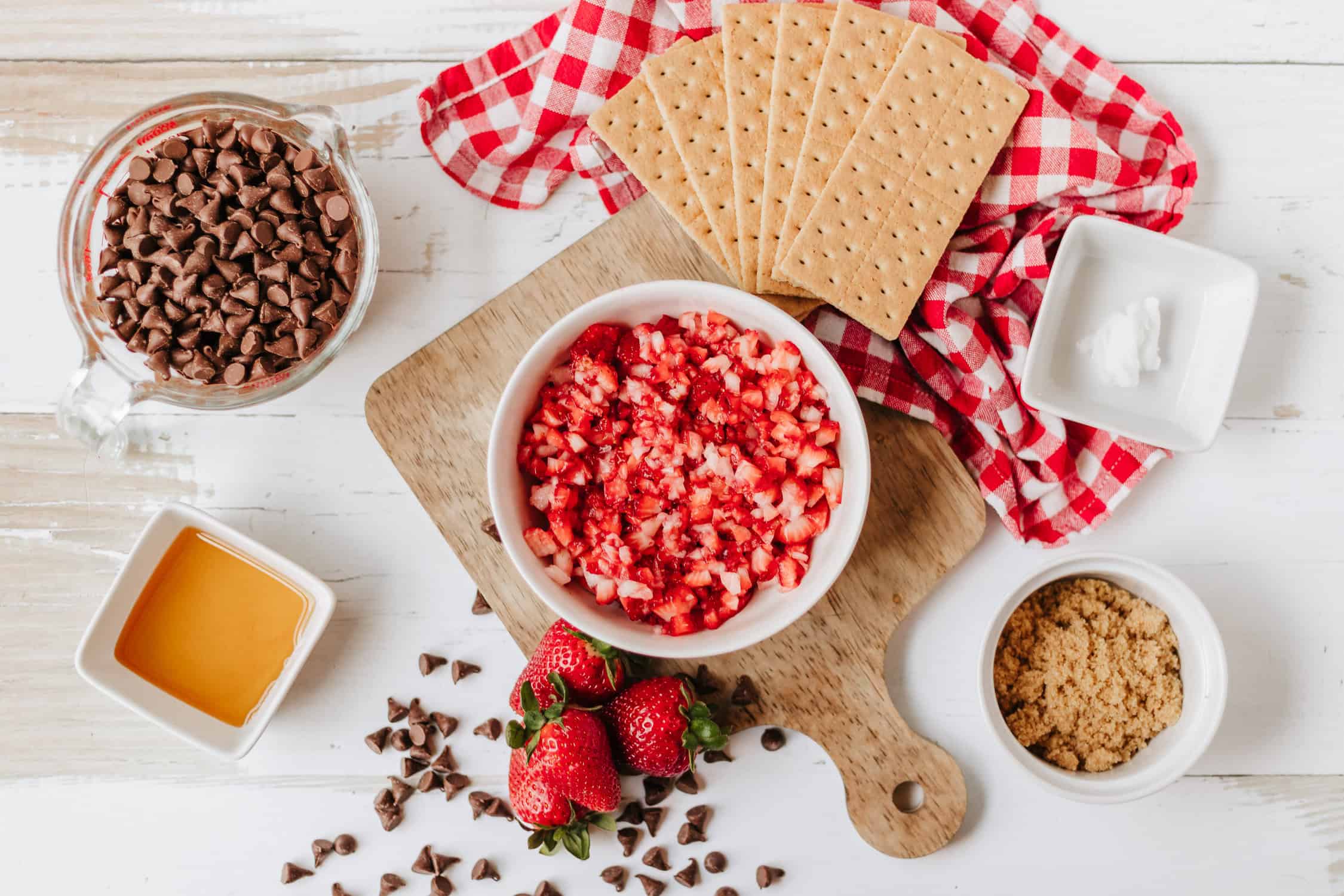 ingredients for strawberry salsa with chocolate chips dipped graham crackers