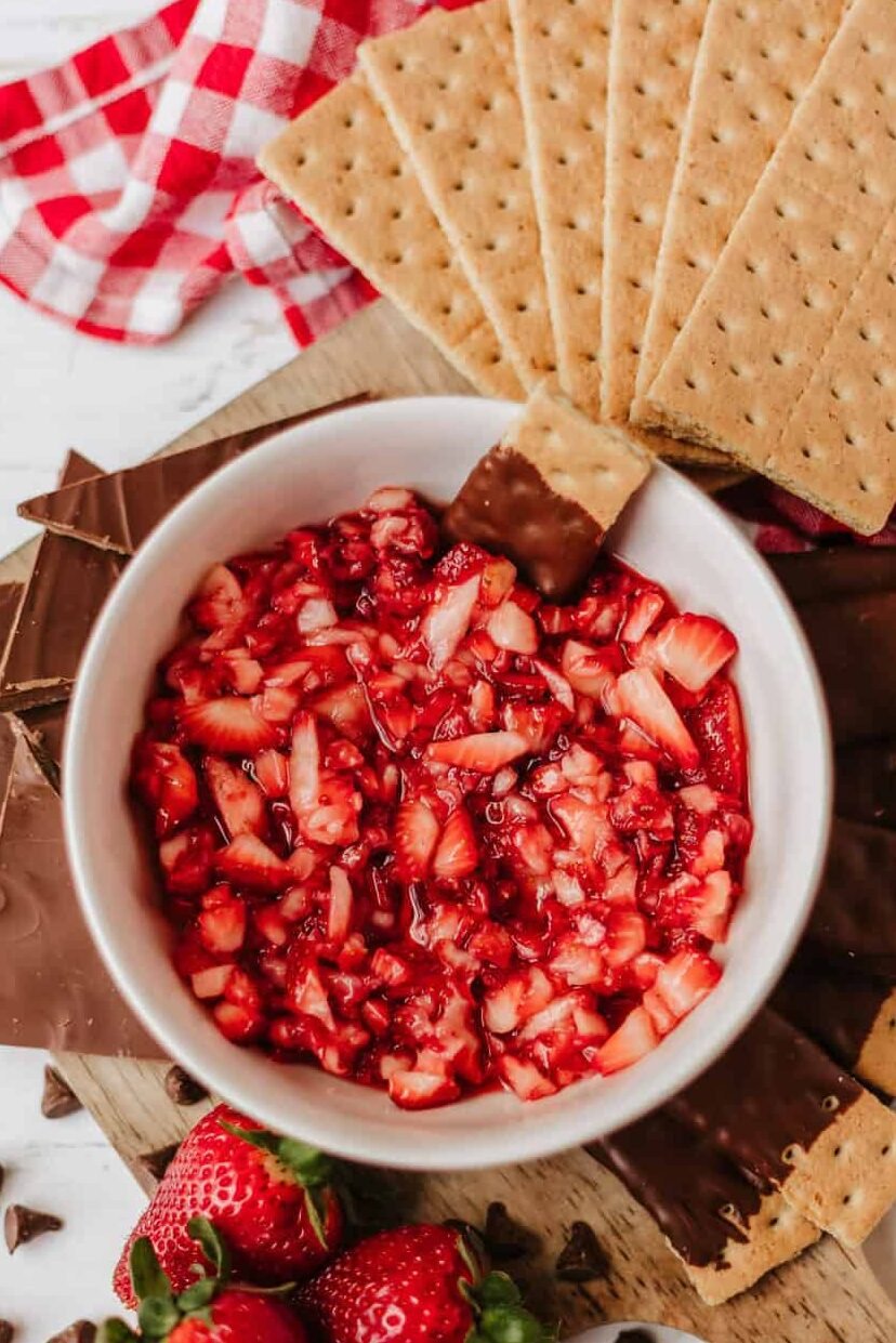 strawberry salsa with chocolate dipped graham crackers
