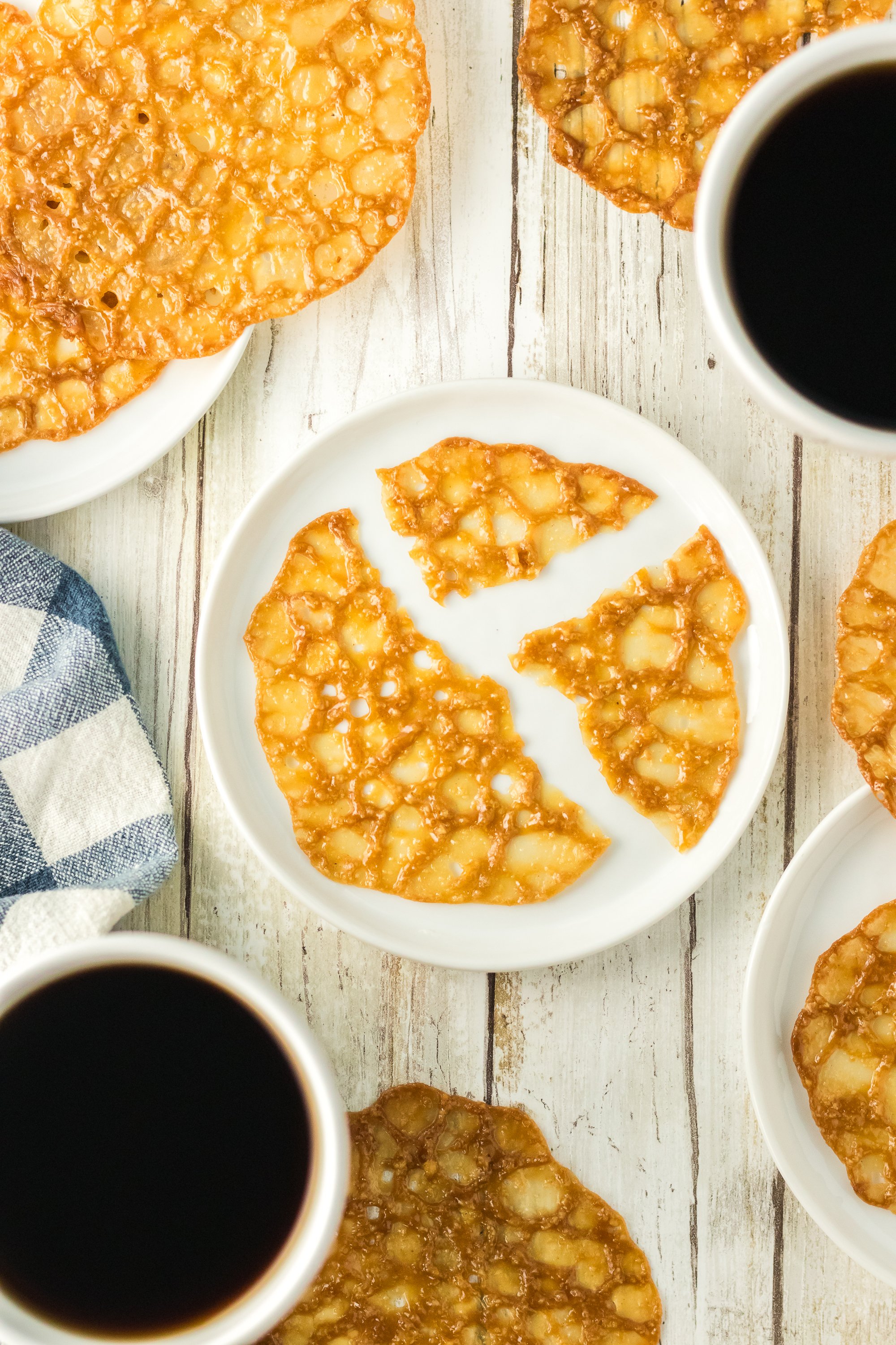 lace cookies with coffee