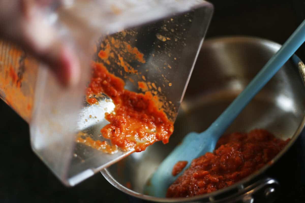 pouring marinara from blender to skillet