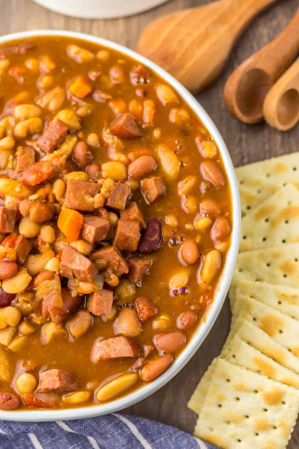 Slow Cooker 15 Bean and Ham Soup with saltine crackers