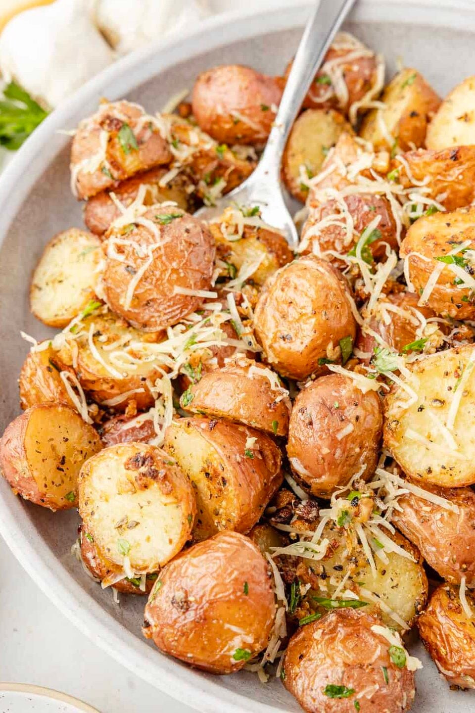 Crispy Garlic Parmesan Potatoes (Easy Roasted Potatoes)