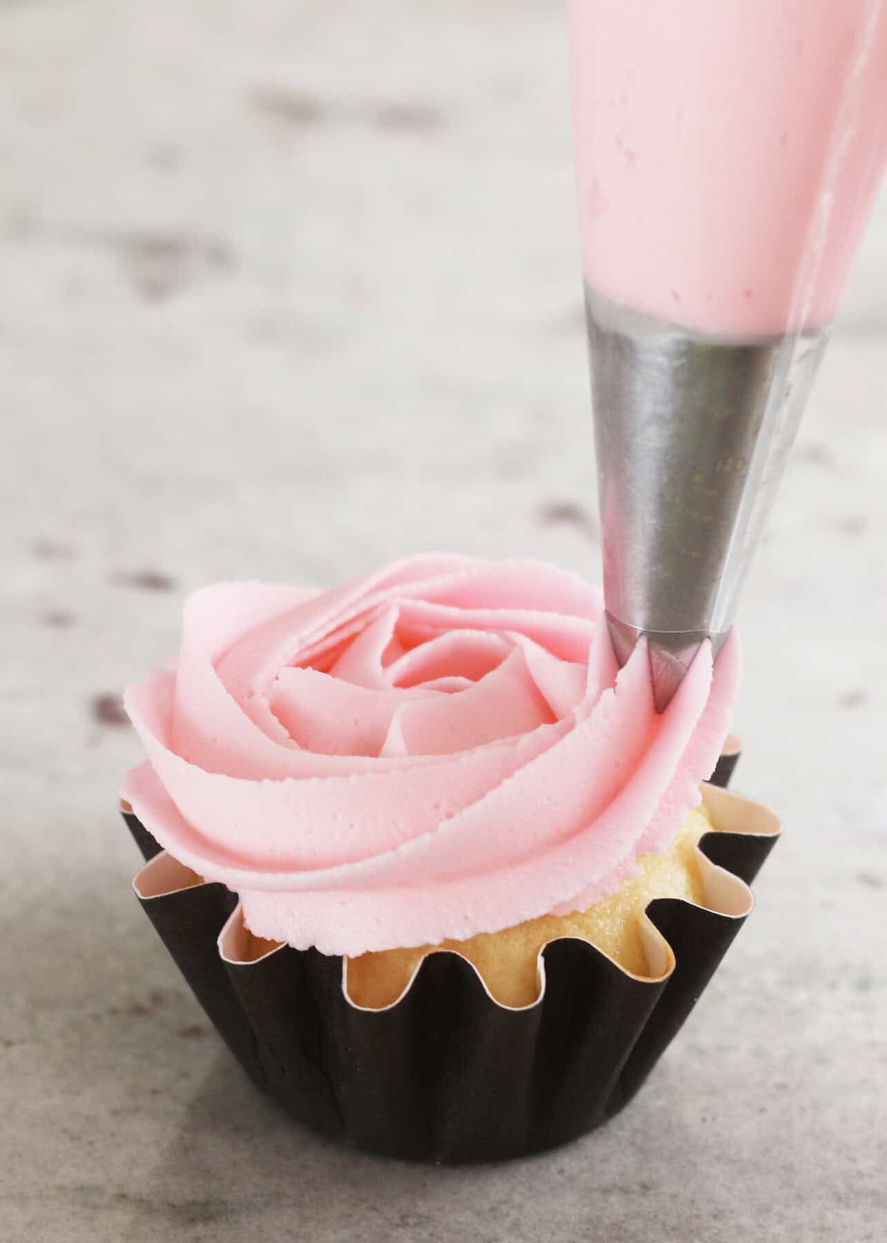 PIPING FROSTING ONTO CUPCAKE