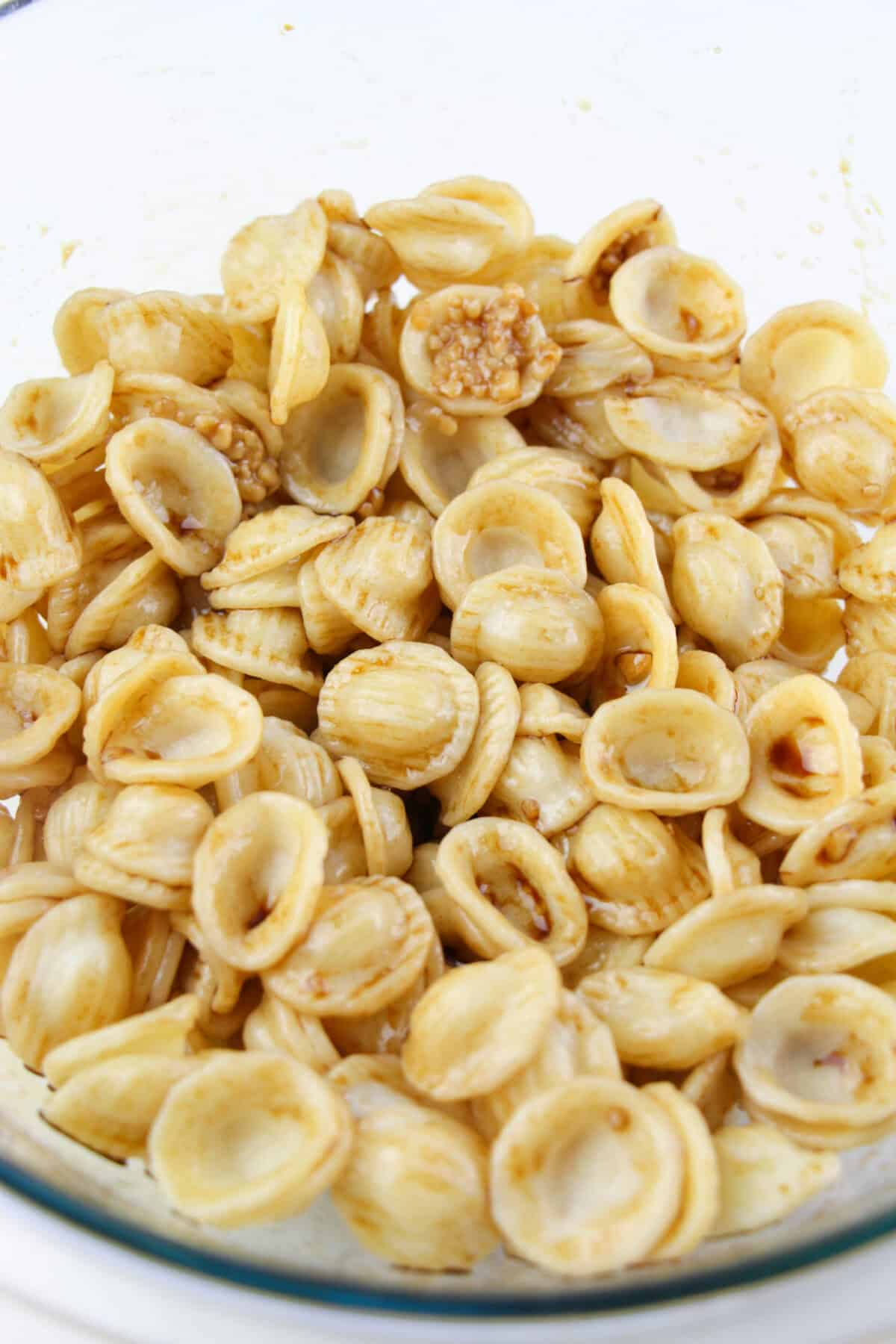 cooked pasta with olive oil, vinegar and garlic
