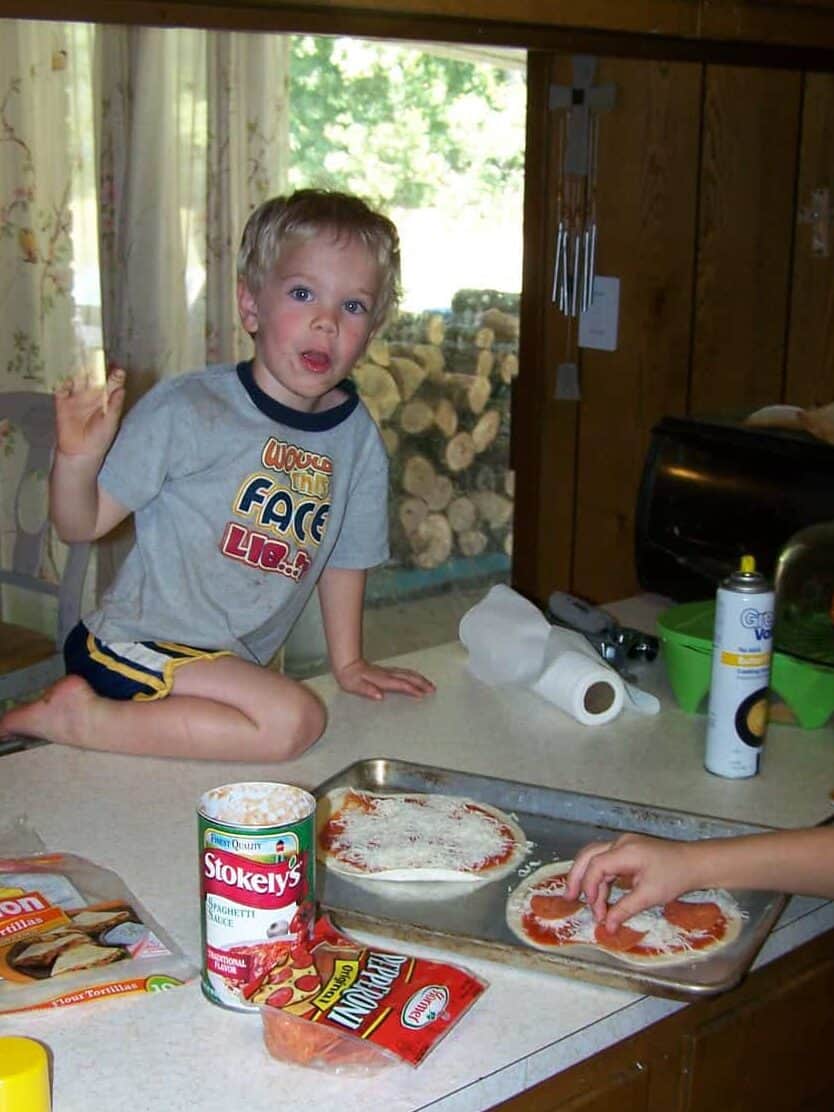 christian and sarah making tortilla pizzas