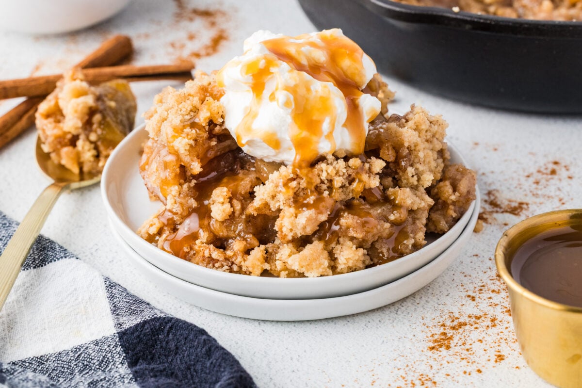 apple crisp without oats with ice cream and caramel on top
