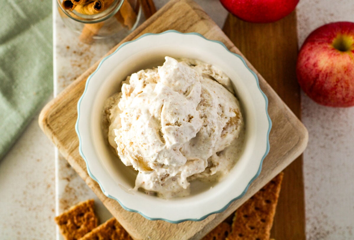 apple pie ice cream in a bowl