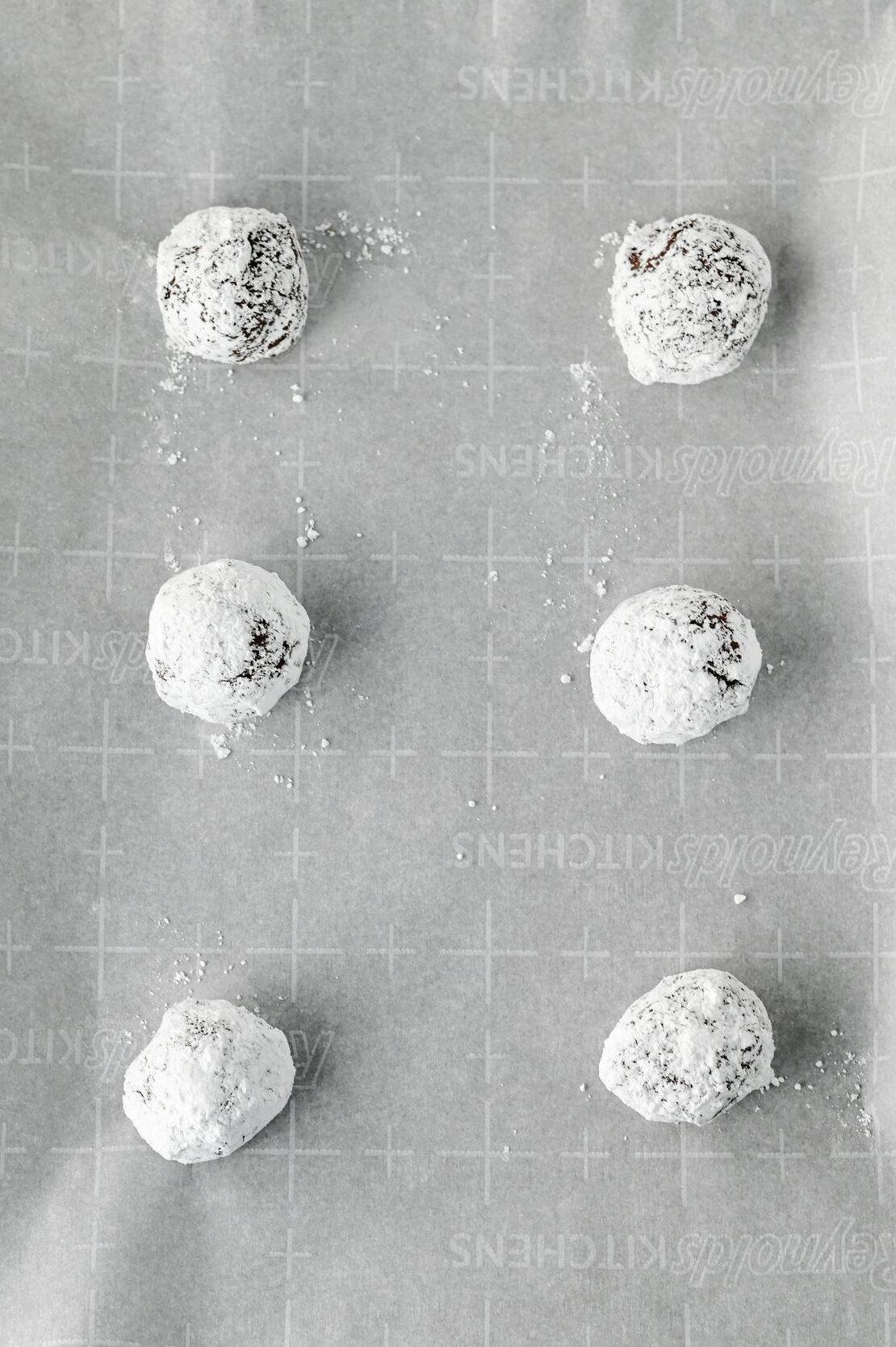 balled up crackle cookies