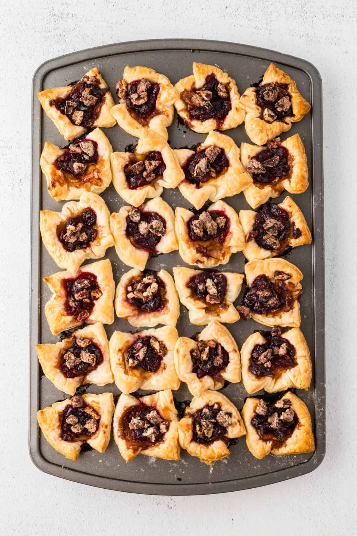 baked cranberry brie bites