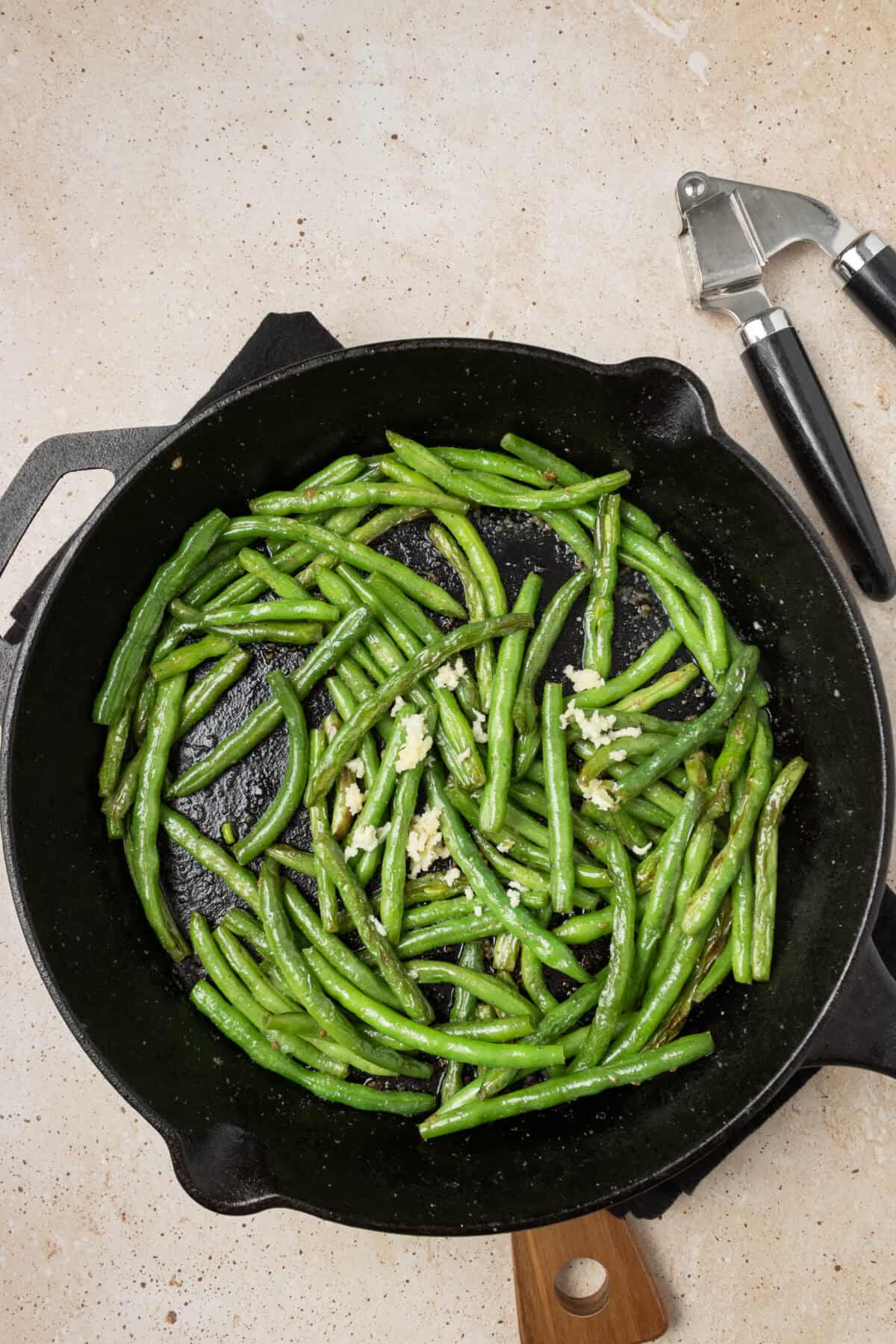 garlic added to skillet of green beans